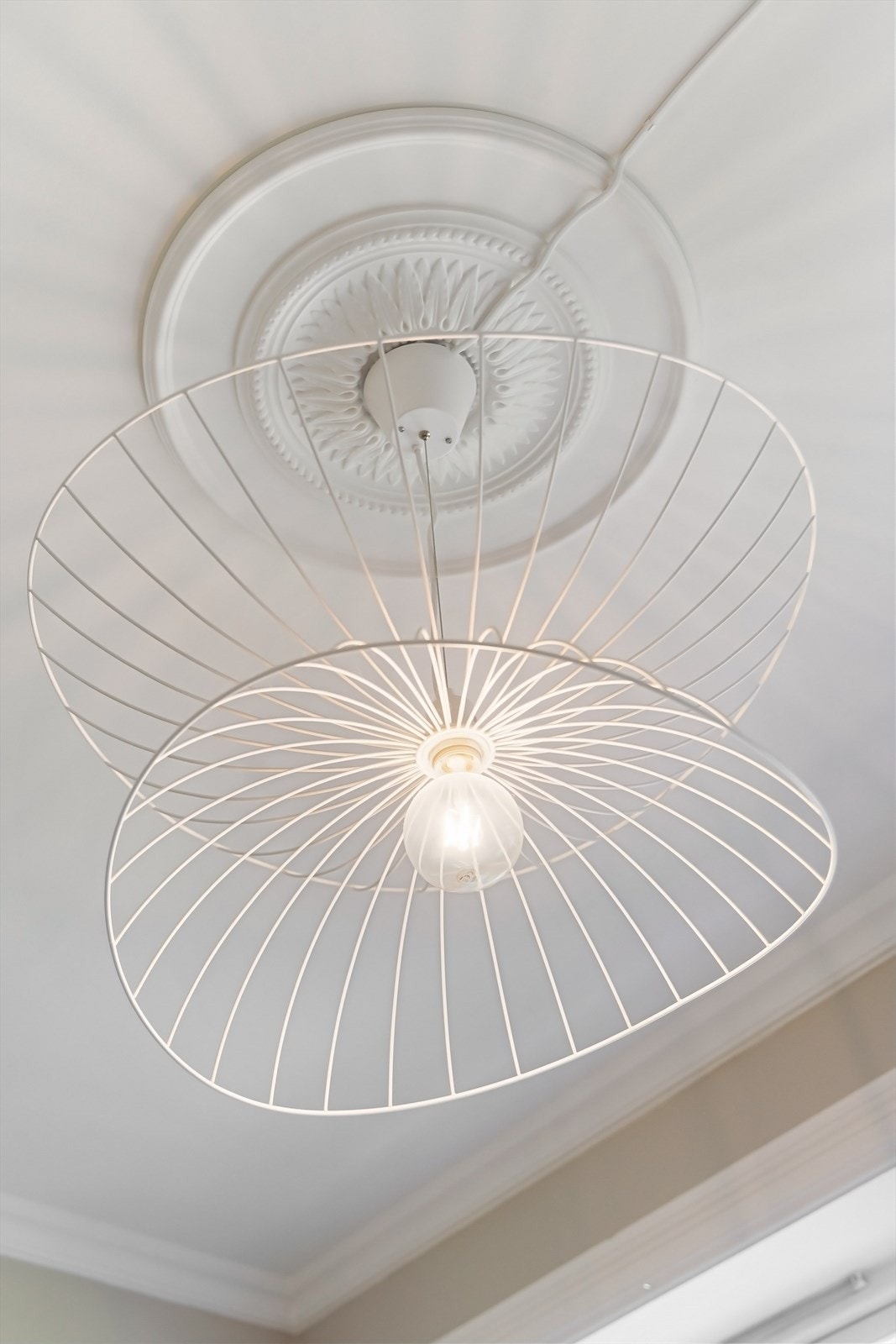 Kjøkkenet inneholder som resten av boligen flotte detaljer, her med rosett Galleribilde