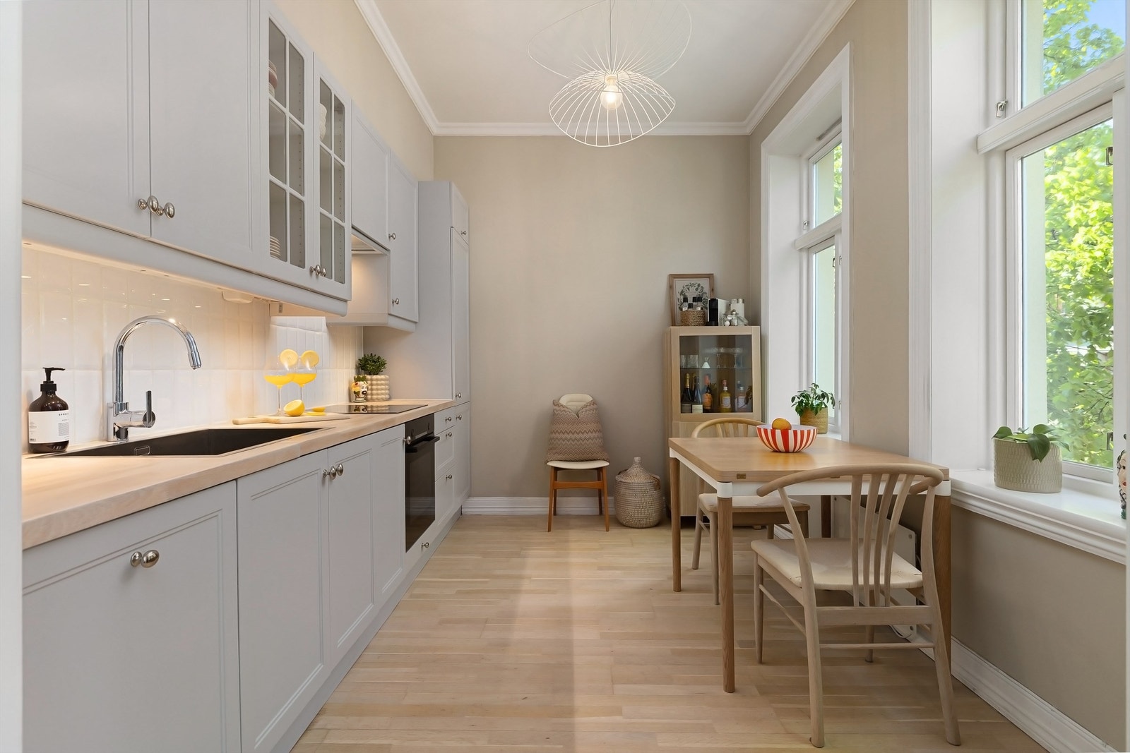 Pent, romslig kjøkken med god skap- og benkeplass Galleribilde