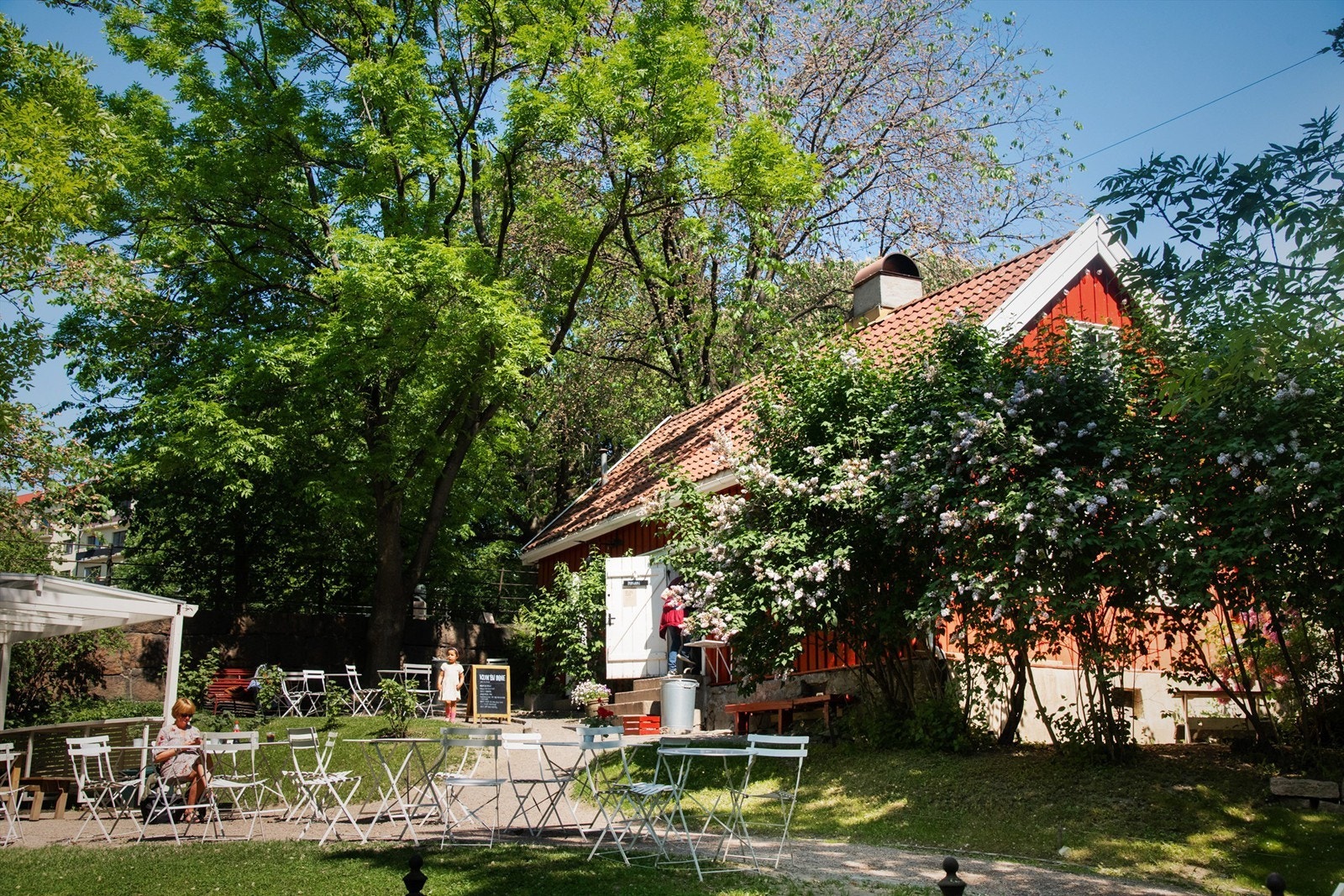 Med blant annet populære Hønse-Lovisas hus, det perfekte stoppet for en kaffe og noe godt å spise! Galleribilde