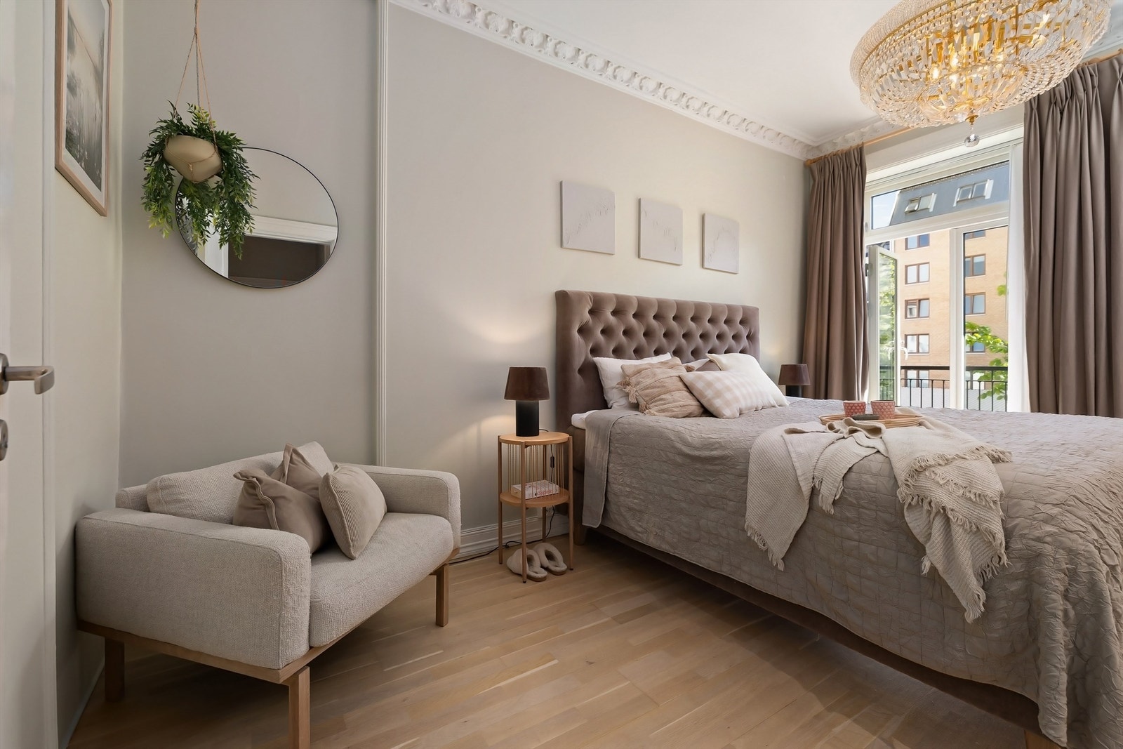 Lyst og romslig hovedsoverom av god størrelse, malt i lyse farger med pen parkett på gulv og klassiske detaljer Galleribilde