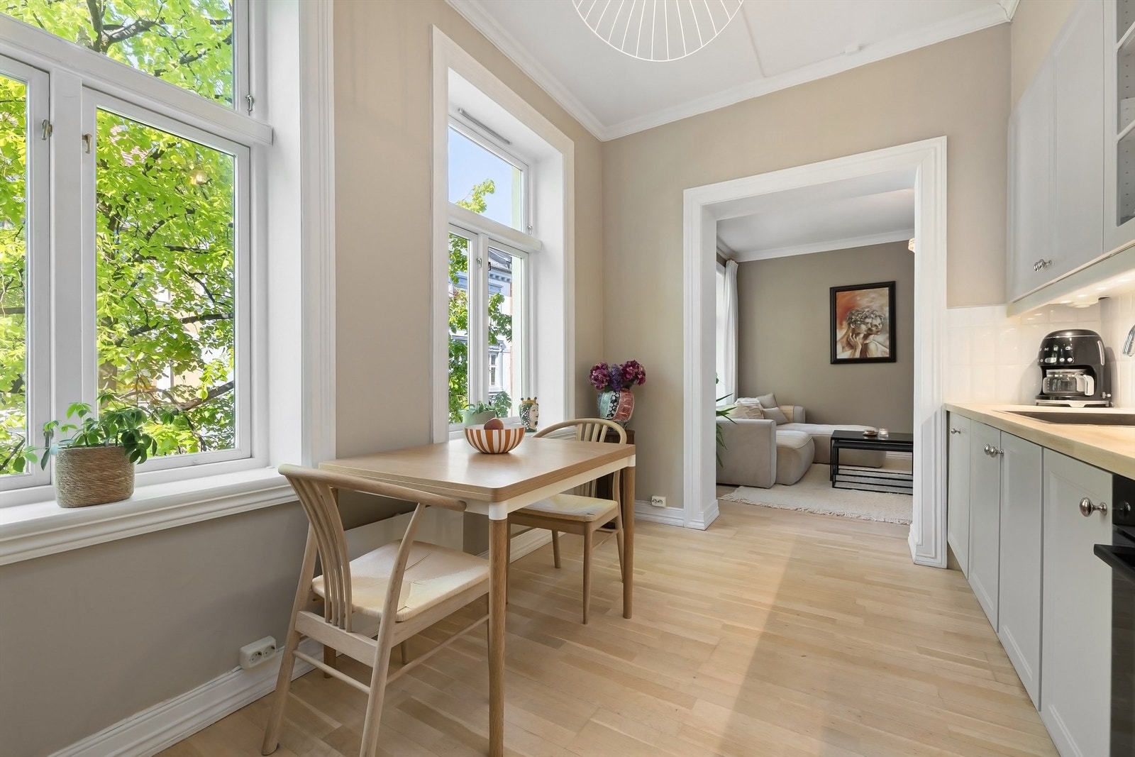 Integrerte hvitevarer som oppvaskmaskin, kjøleskap med frysedel, stekeovn og stekeplate med ventilator i overskap Galleribilde