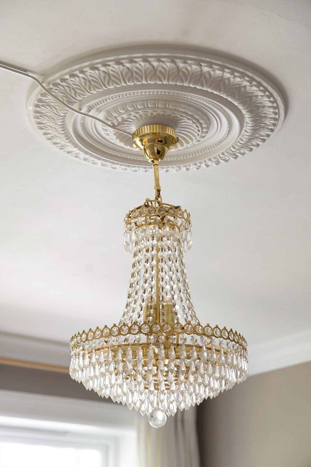 Leiligheten har klassiske detaljer som stukkatur og rosett Galleribilde