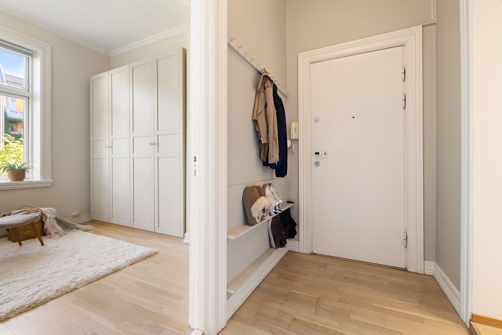 Lys og innbydende entré med god plass til sko og jakkeavheng i oppbevaringsmøbel etter eget ønske og behov. Her er det både vegghengte skohyller og knaggrekke Galleribilde