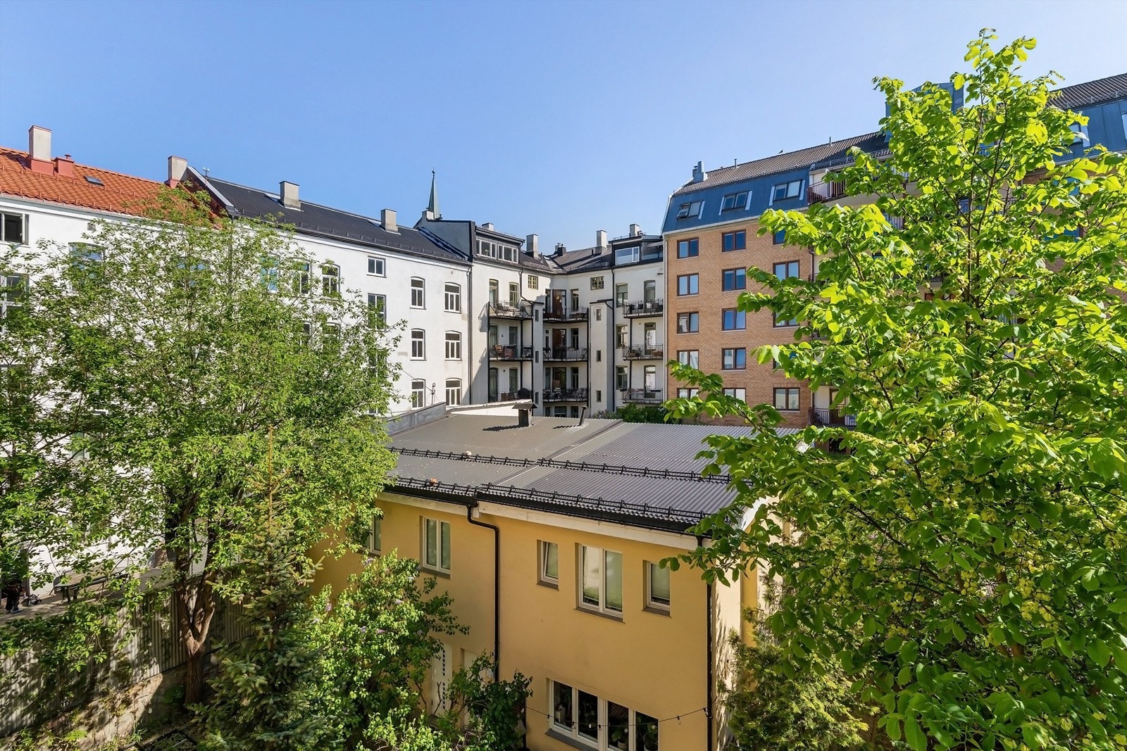 Balkongen vender inn mot rolig bakgård og borettslagets fellesområder Galleribilde