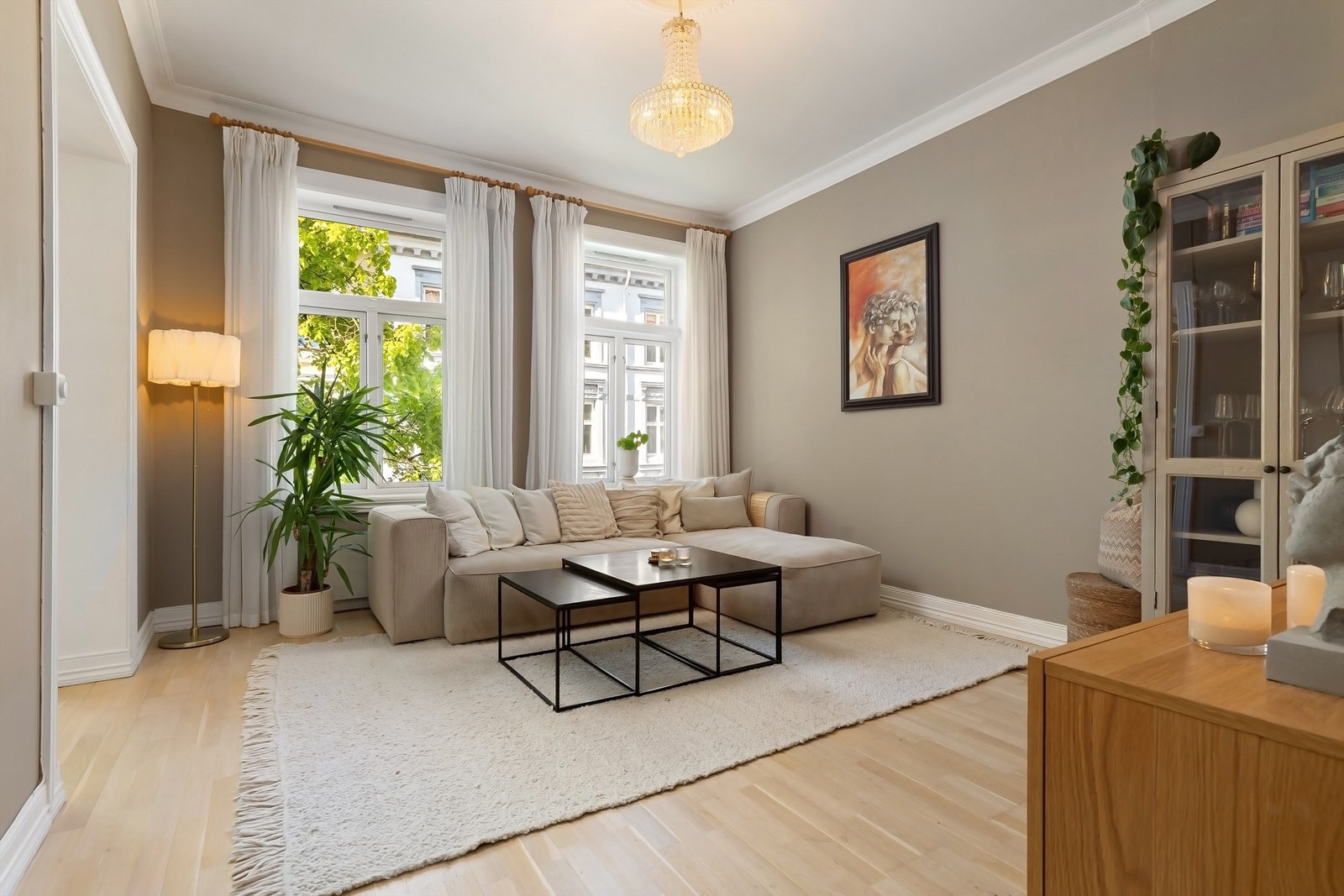 En elegant, klassisk og gjennomgående 3-R med romslig balkong og lekre detaljer med stukkatur, rosett og store vindusflater Galleribilde