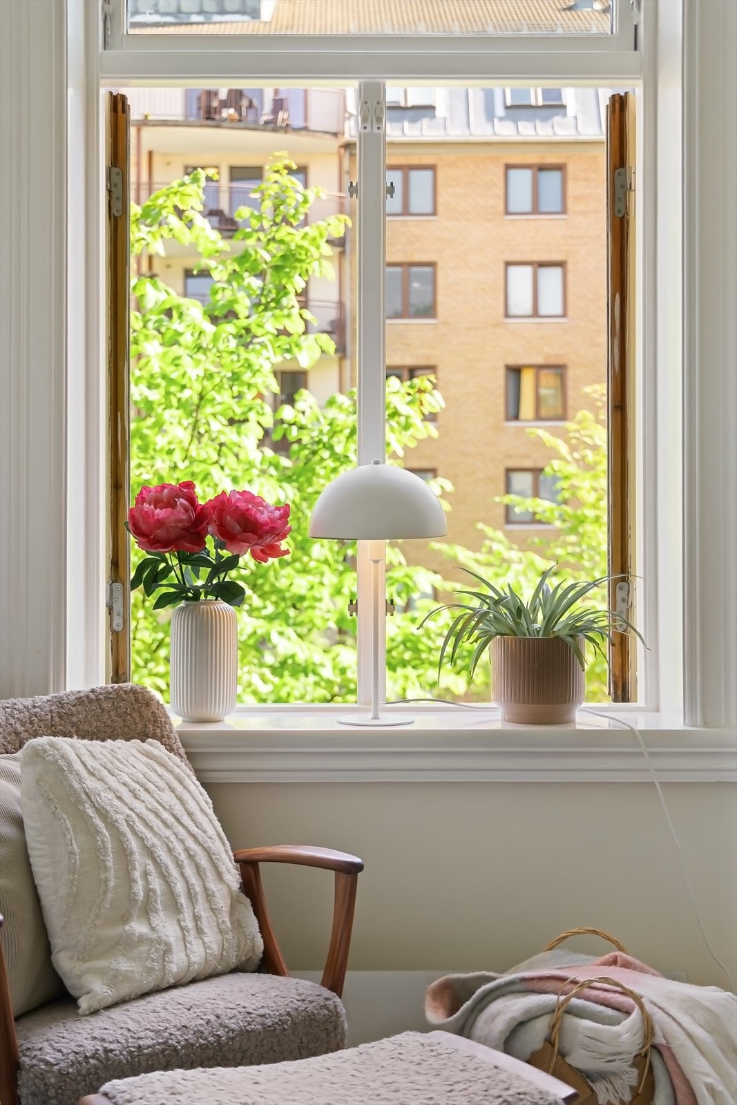 Store vindusflater gjør rommet både lyst og luftig og vender ut mot bakgård Galleribilde