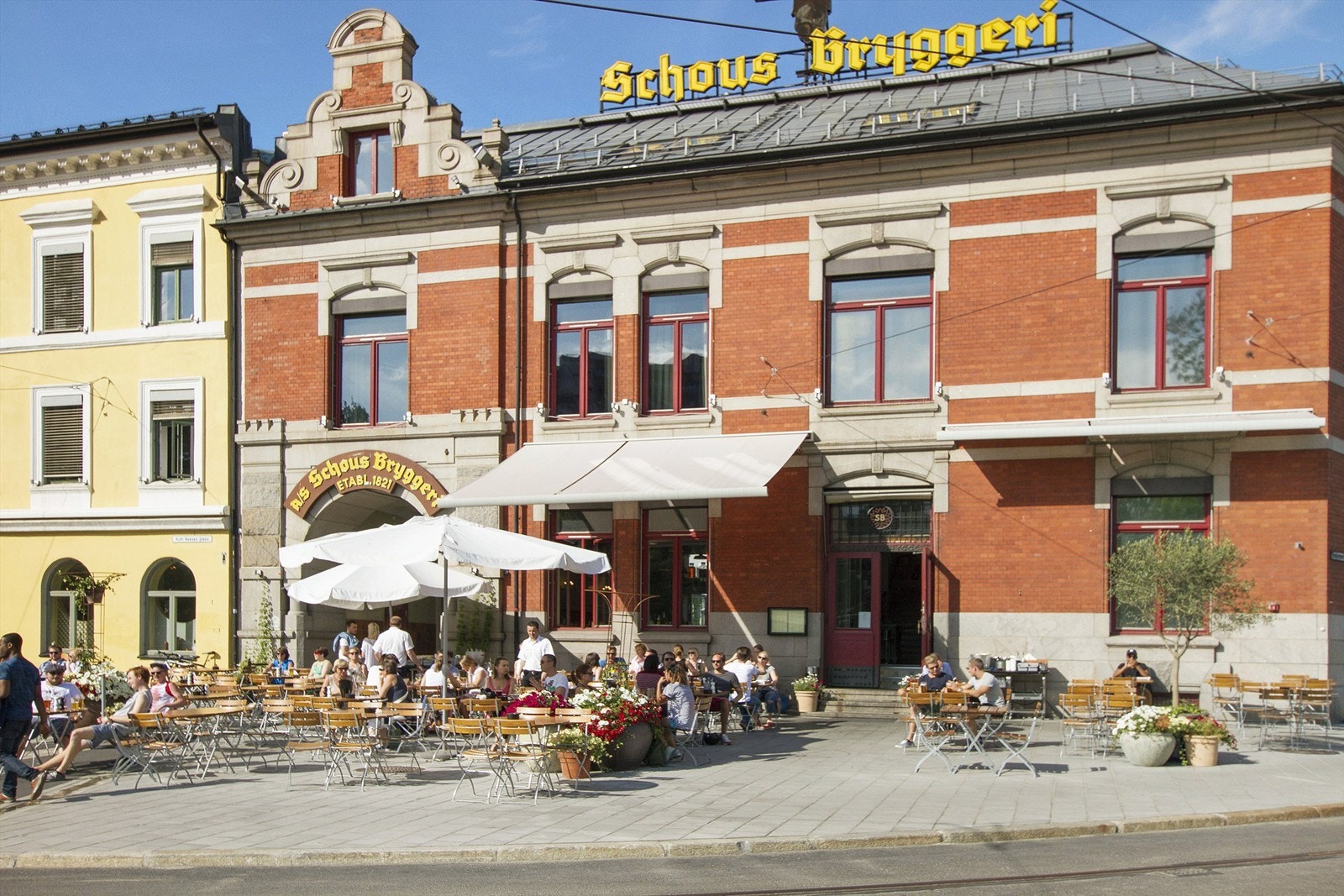 Nederst på Grünerløkka ligger flere populære restauranter som Trattoria Populare, Le Benjamin og Delicatessen med hyggelig uteserving hele sommeren Galleribilde