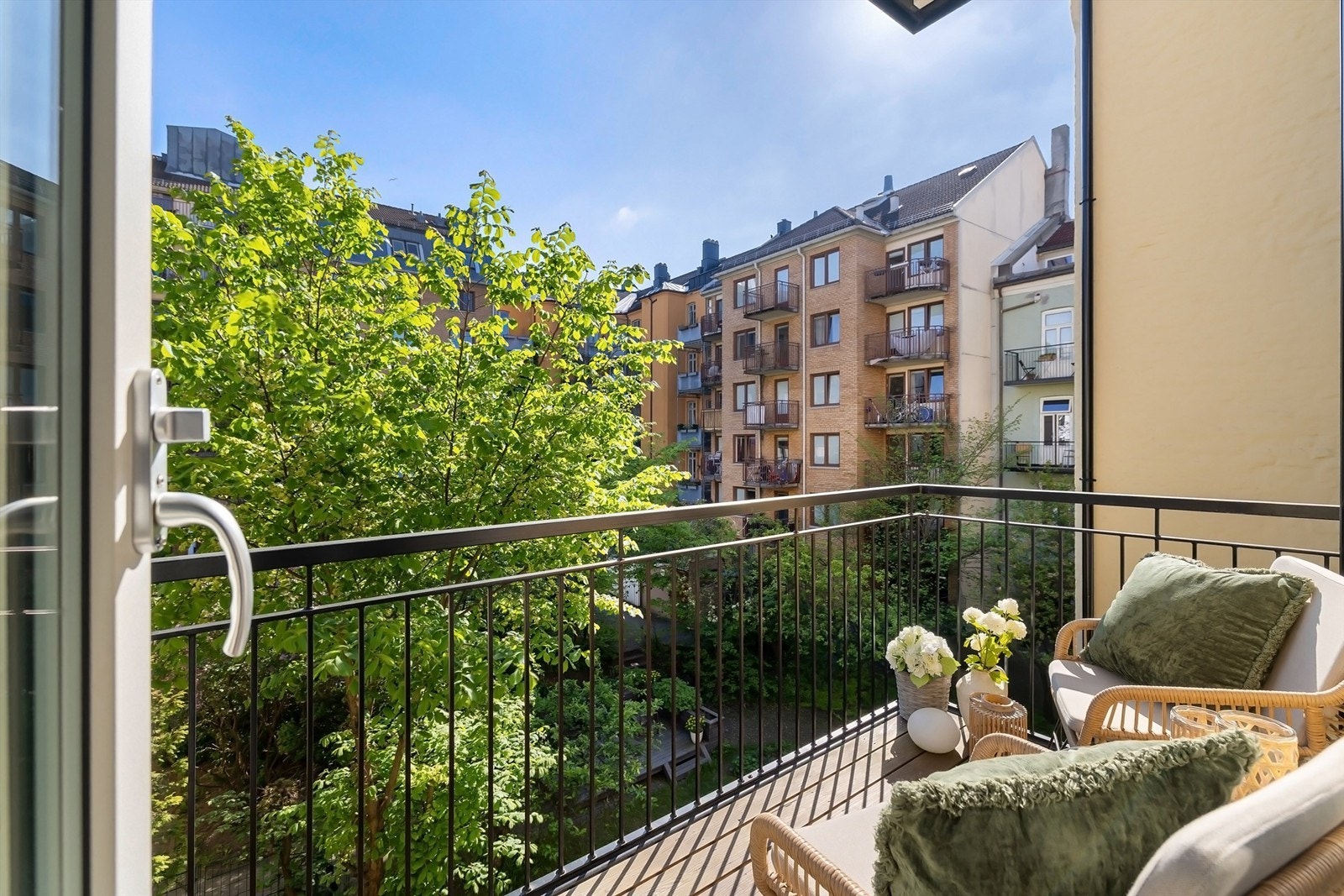 Balkongen vender mot nordøst og byr på deilig morgensol Galleribilde