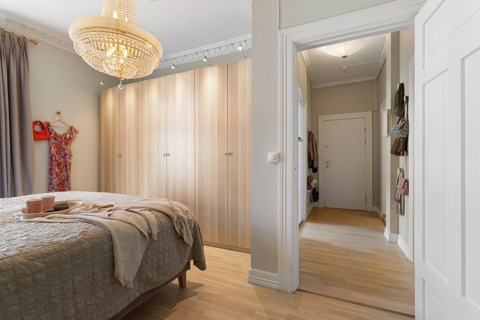 Her er det godt med oppbevaringsmuligheter i en romslig garderobeløsning Galleribilde