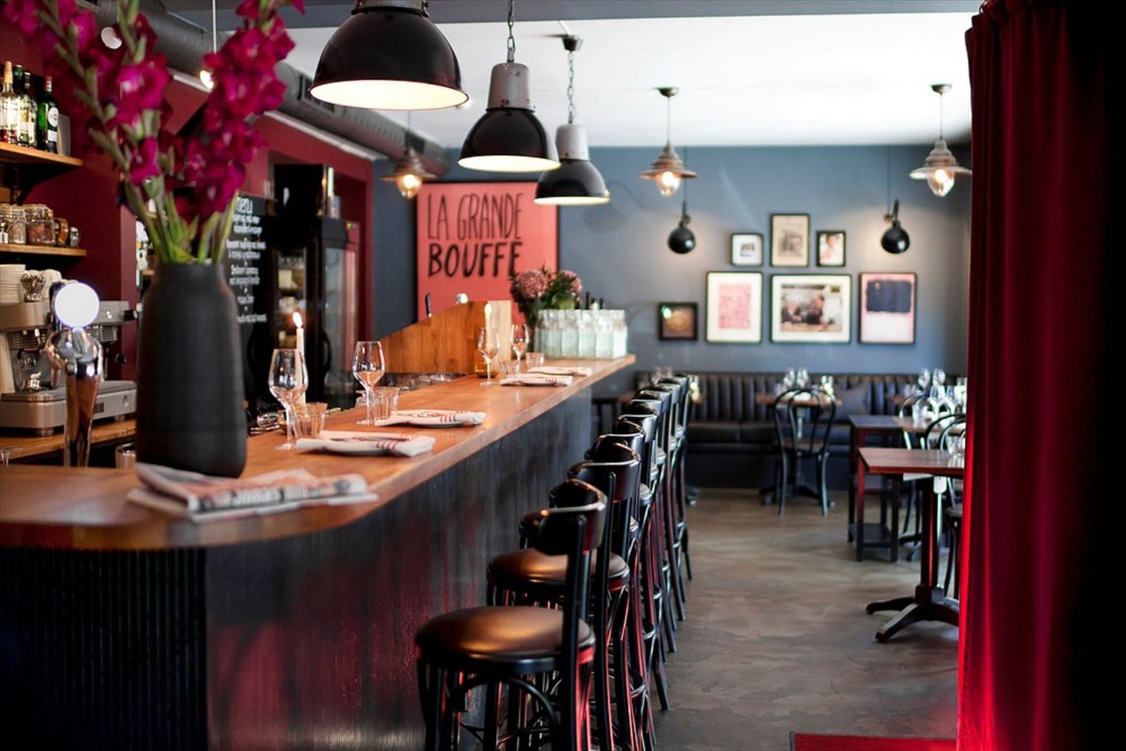 Le Benjamin - Uformell fransk bistro på Grünerløkka i Oslo. Nyt klassiske retter, franske oster og håndplukkede viner i varme og stemningsfulle omgivelser. Galleribilde