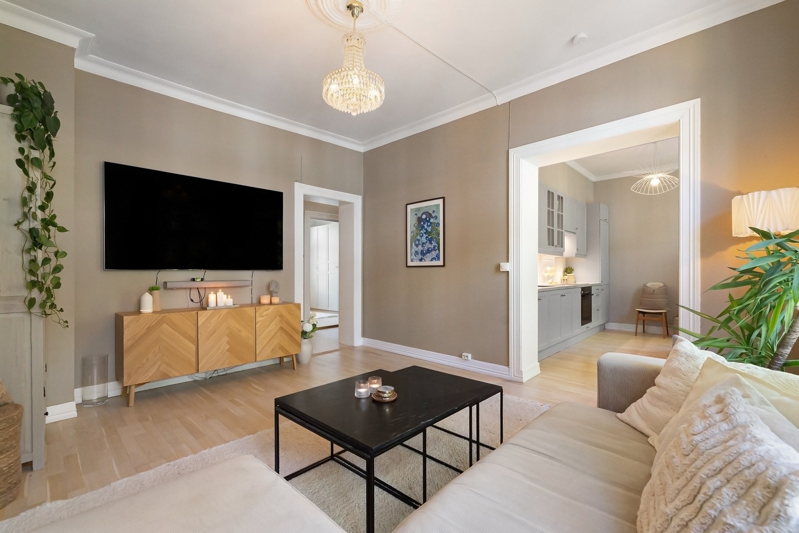 Stuen har en delvis åpen løsning mot kjøkkenet som skaper et åpent og sosialt rom Galleribilde