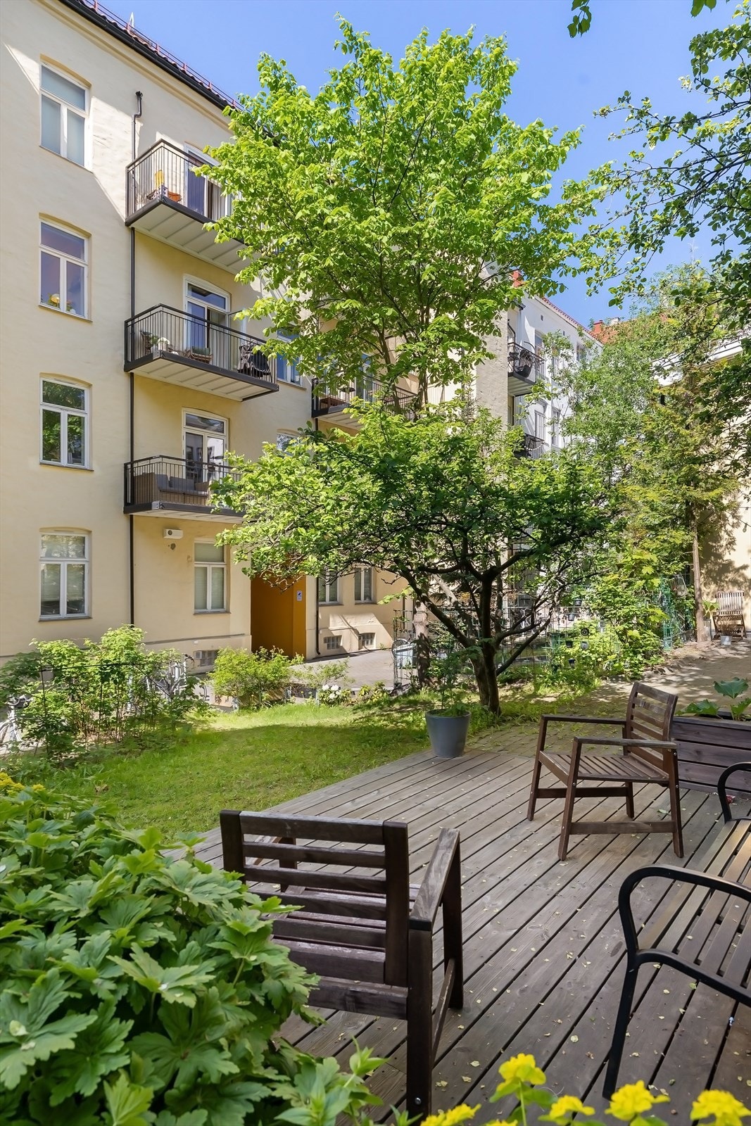 Hyggelig bakgård med grøntområder og fine sittegrupper Galleribilde