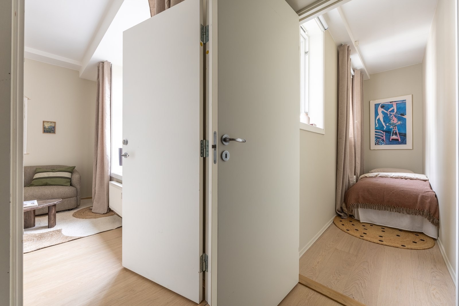 Entré mot hybel til venstre og innvendig bod til høyre (innredet som soverom). Innvendig bod er ikke godkjent som varig opphold. Galleribilde