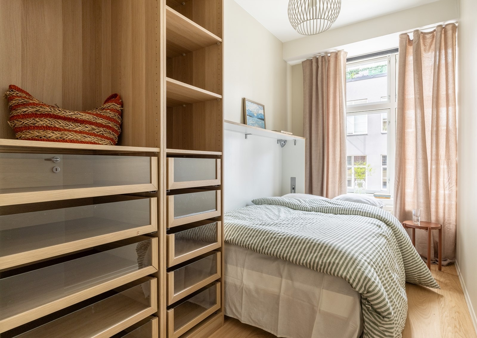 Soverom 2 innredet med praktisk skapseng og garderobe (medfølger) Galleribilde