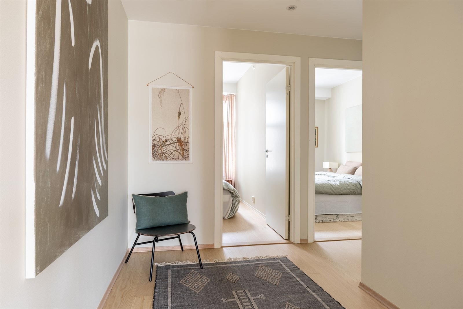 Gang mot soveromsavdeling. Plass til garderobeskap ved behov Galleribilde