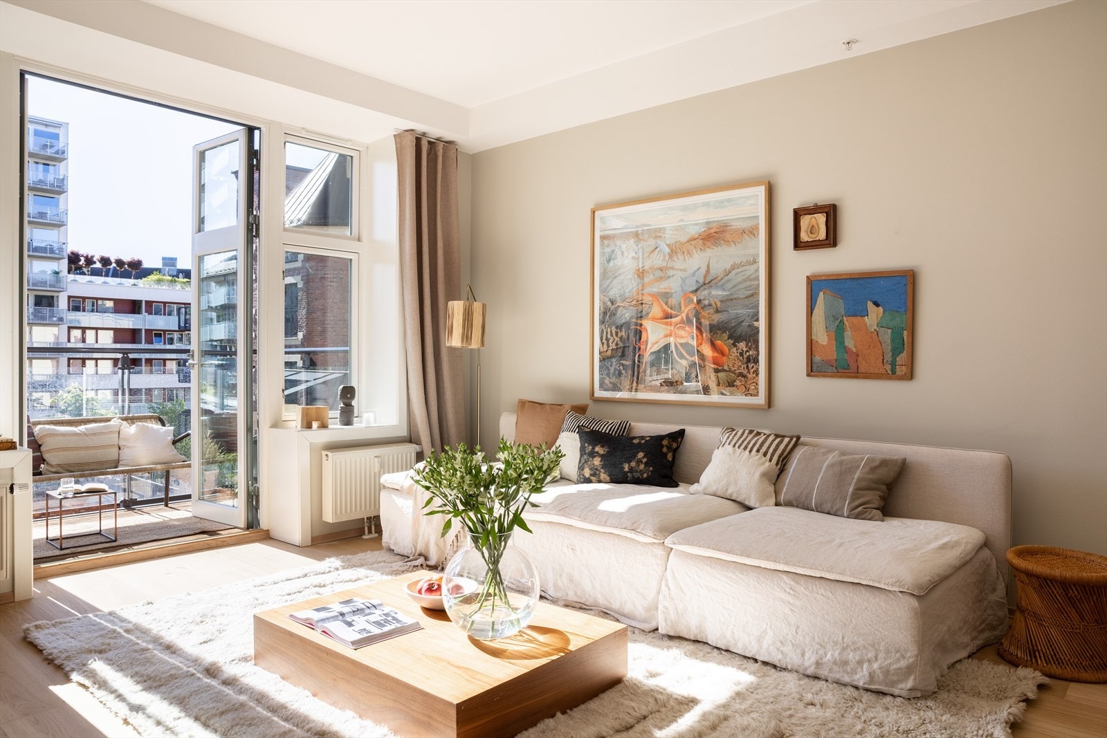 Luftig stue med god takhøyde på ca. 2,75 meter og store vindusflater Galleribilde