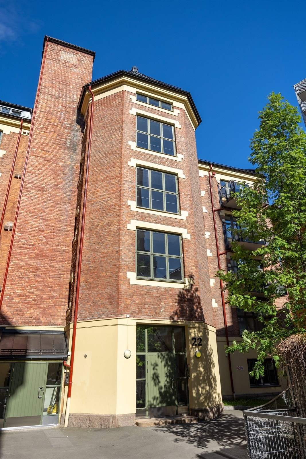 Inngangspartiet er fra indre gårdsrom. Det er heis i oppgangen Galleribilde