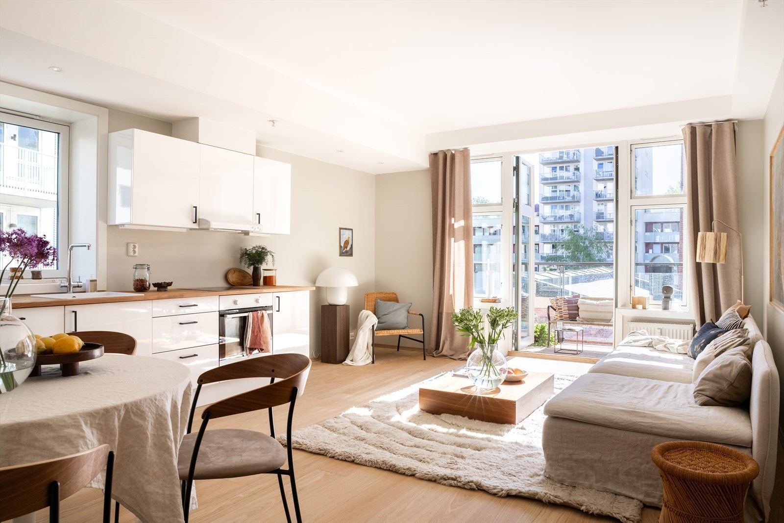 Innholdsrik 4-roms endeleilighet i renovert bygg (2014). God standard med moderne fasiliteter samtidig som du har takhøyden Galleribilde