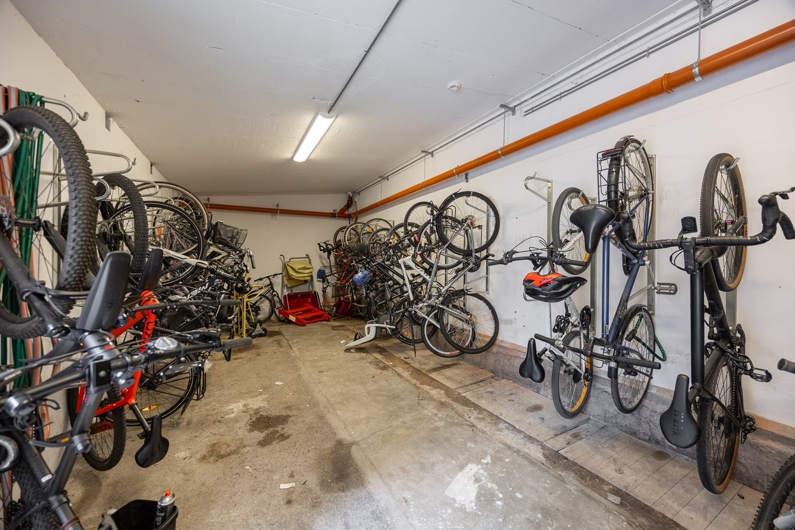 Stor felles sykkelbod i bakgården Galleribilde