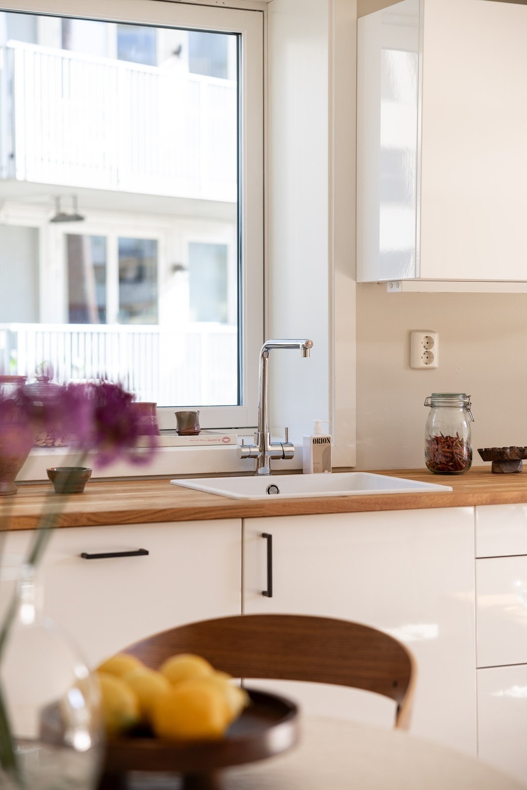 Detalj kjøkken. Brede vinduskarmer Galleribilde