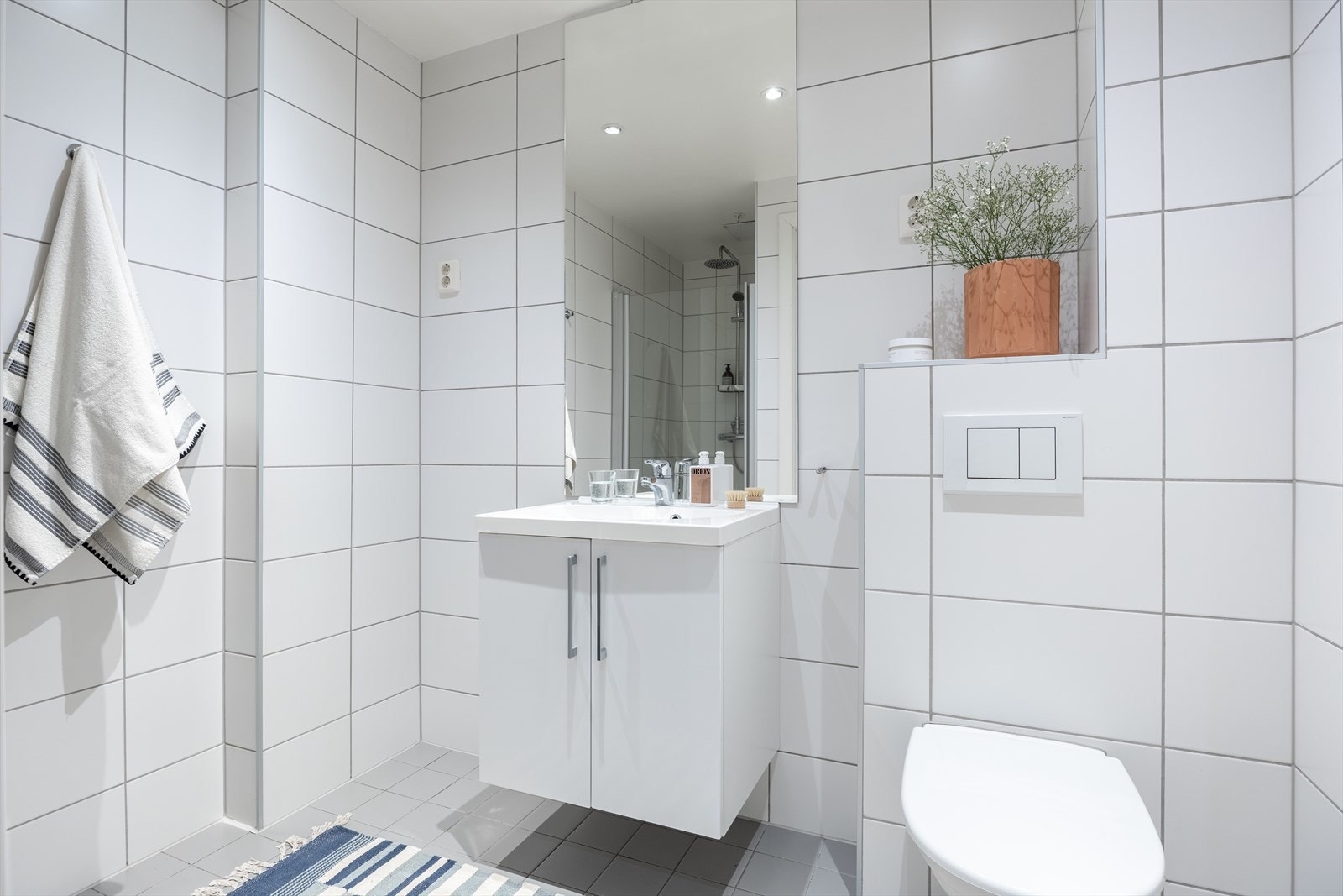 Baderom fra 2014, utstyrt med varmekabler. Opplegg for vaskemaskin og tørketrommel Galleribilde