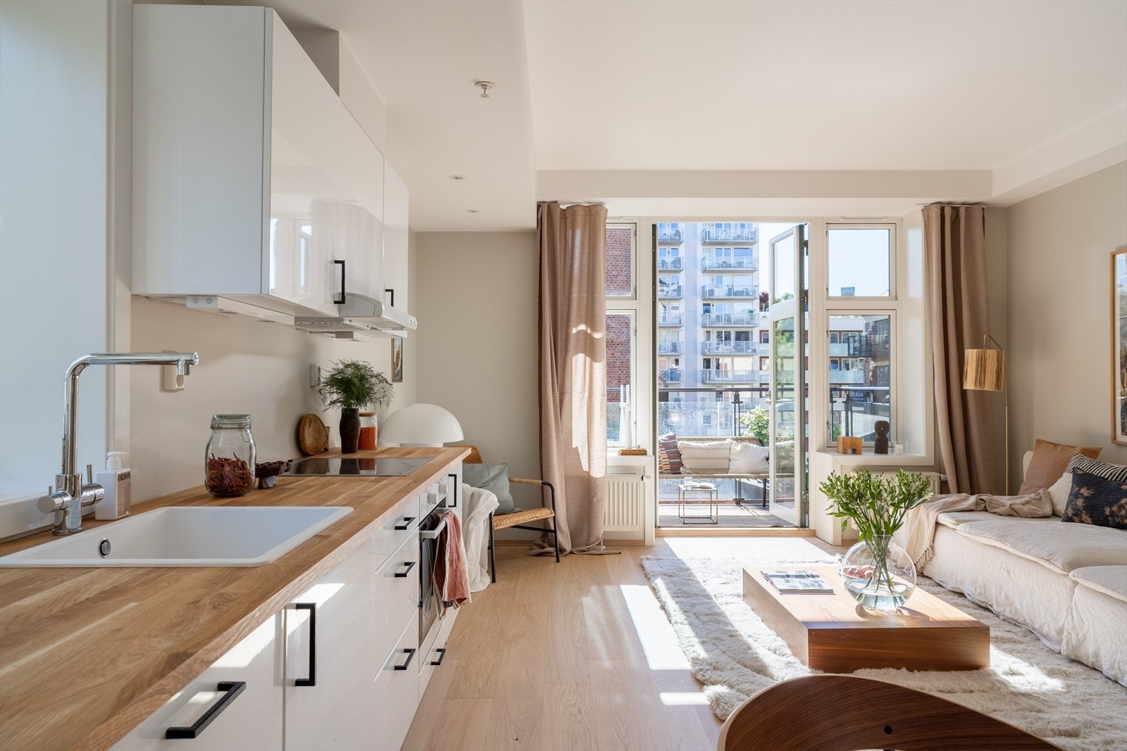 Kjøkken mot stue/balkong. Lyst og luftig Galleribilde