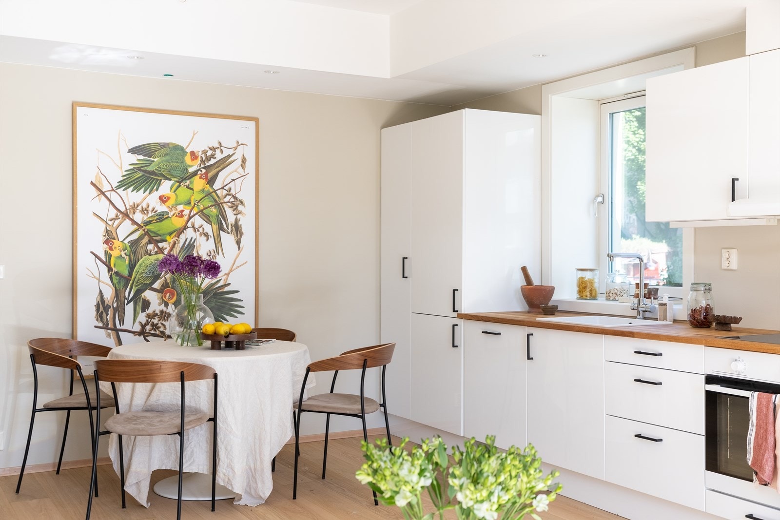 Tidløst kjøkken, oppgradert i 2025 med bl.a. ny benkeplate og oppvaskkum Galleribilde