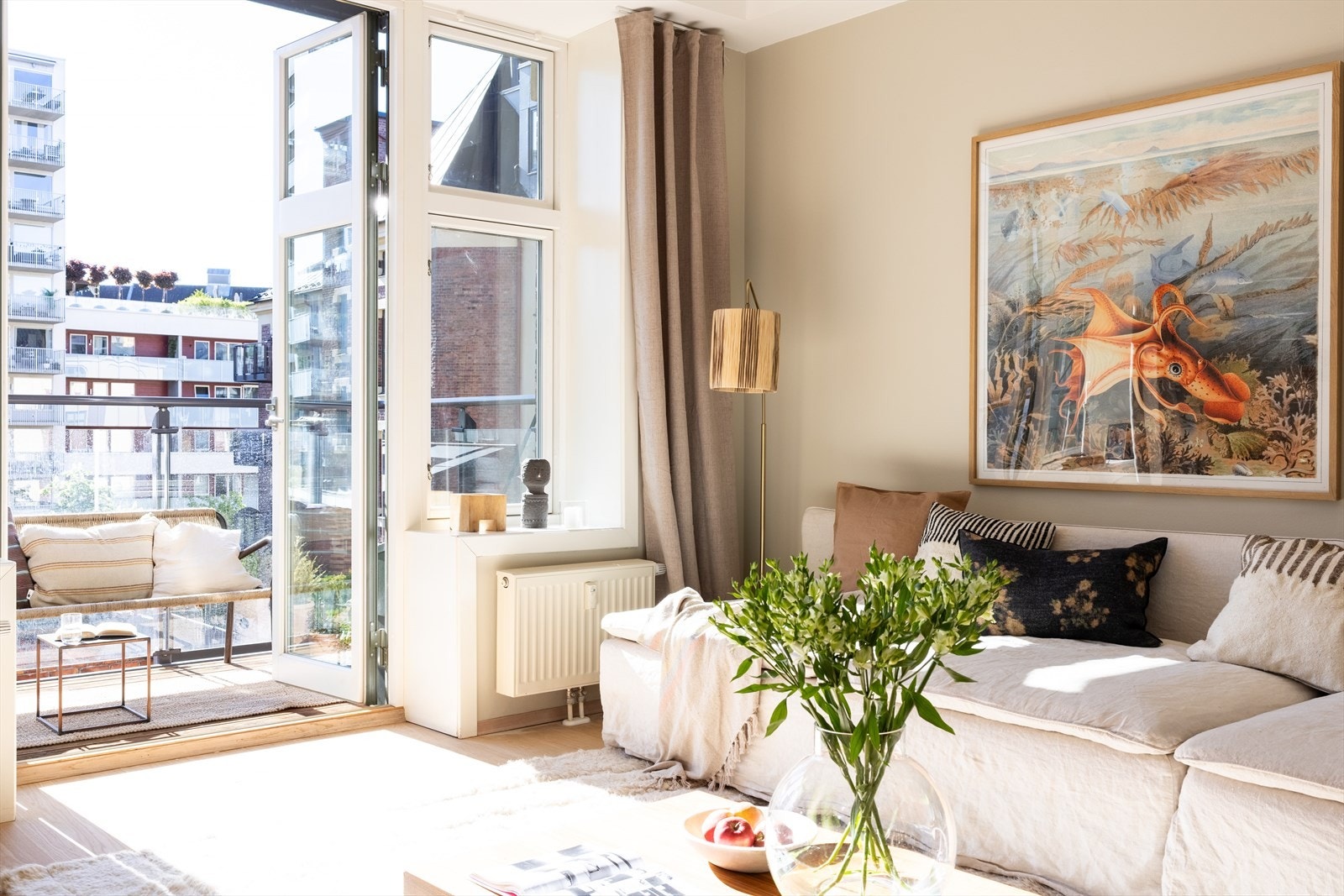 Utgang til balkong forlenger romfølelsen Galleribilde