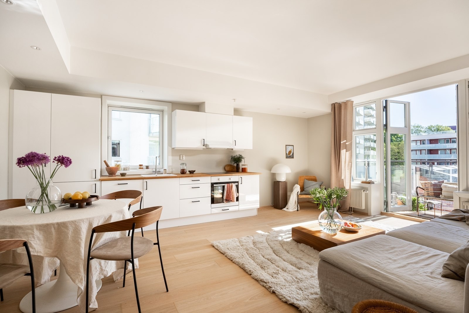 Luftig oppholdssone med vinduer på to sider. Flytt rett inn til nyslipte gulv og nymalte overflater Galleribilde