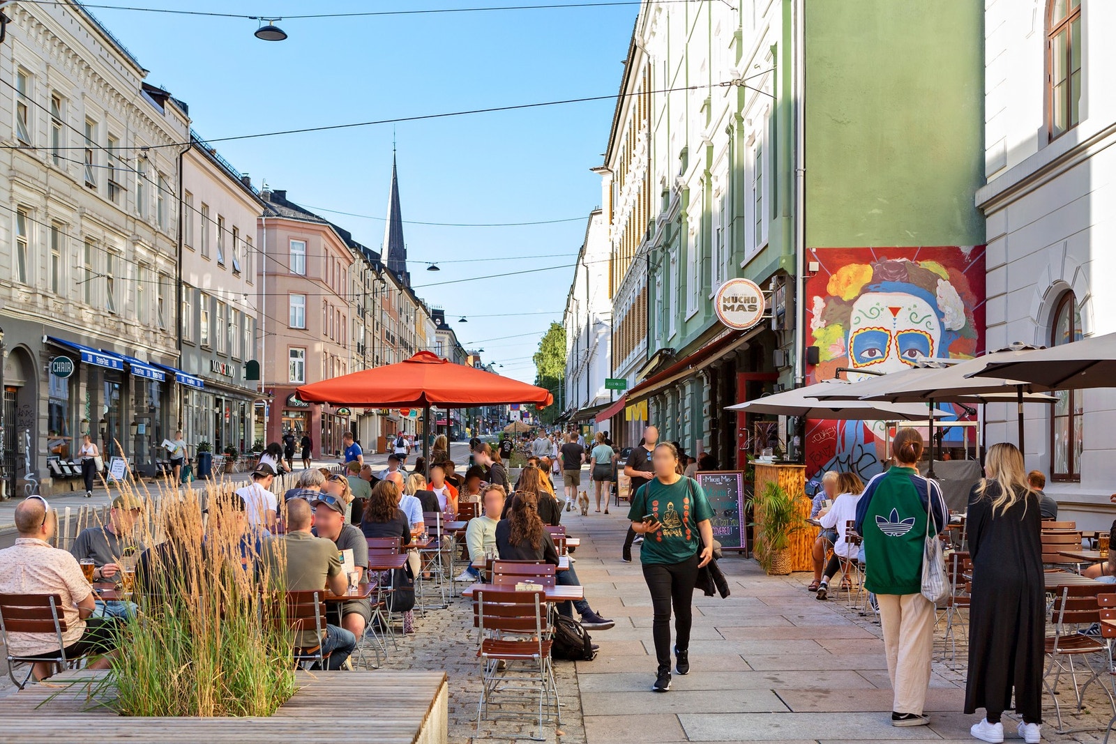 Grünerløkka byr på sjarmerende gater med kaféer, restauranter og livlige møteplasser rett utenfor døren Galleribilde