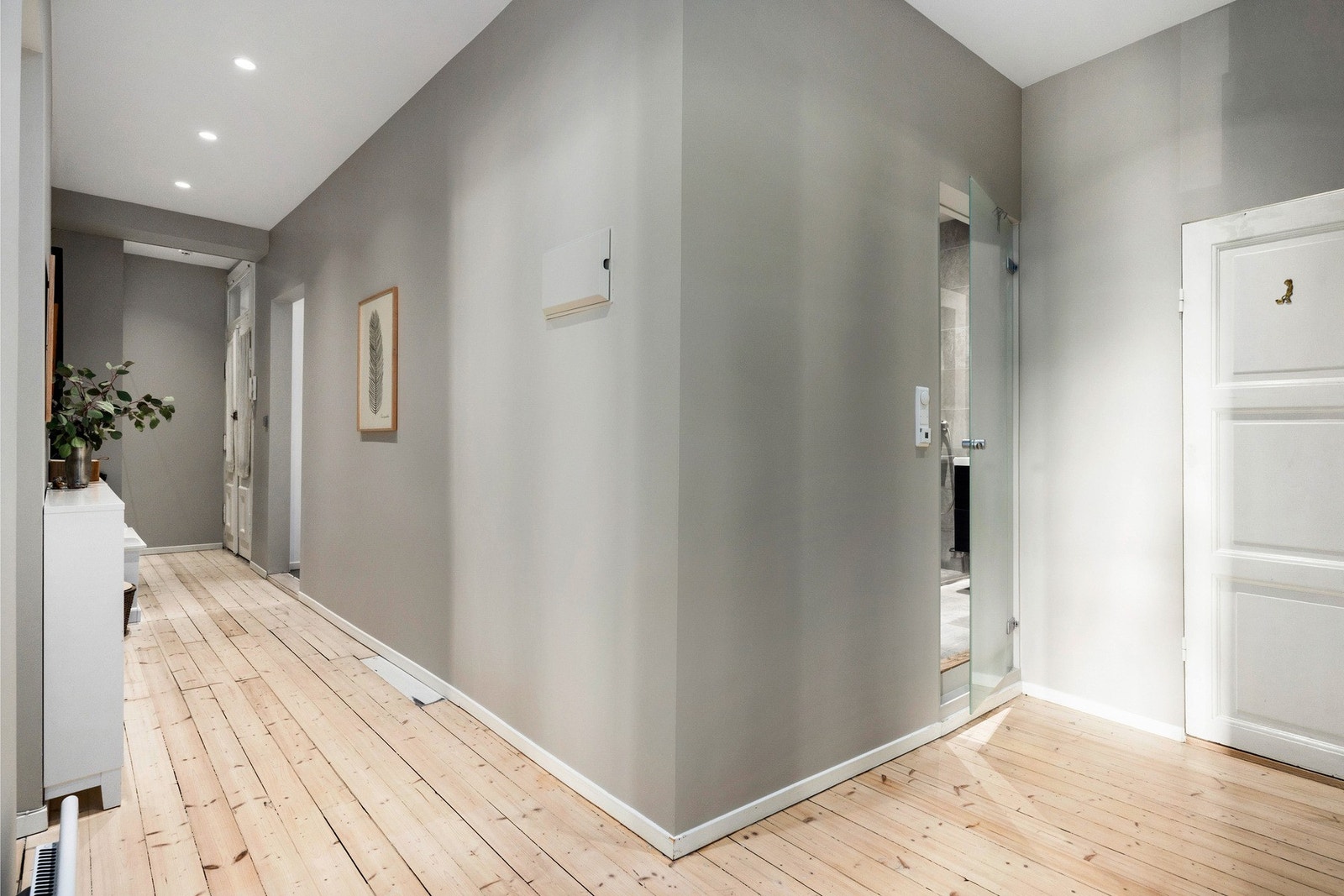 Praktisk entree med downlights i tak. Galleribilde