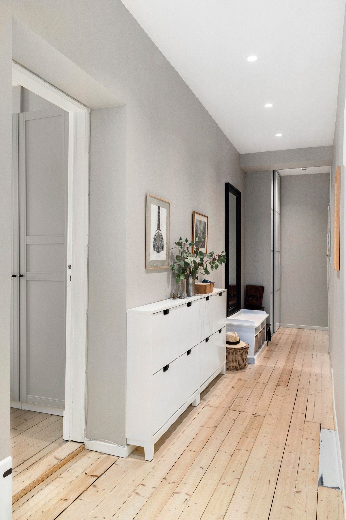 Entré - lys og innbydende med originale tregulv som gir et varmt preg. God plass til garderobeløsning og oppbevaring, samt speil som gir romfølelse. Praktisk og stilfull velkomst til boligen Galleribilde