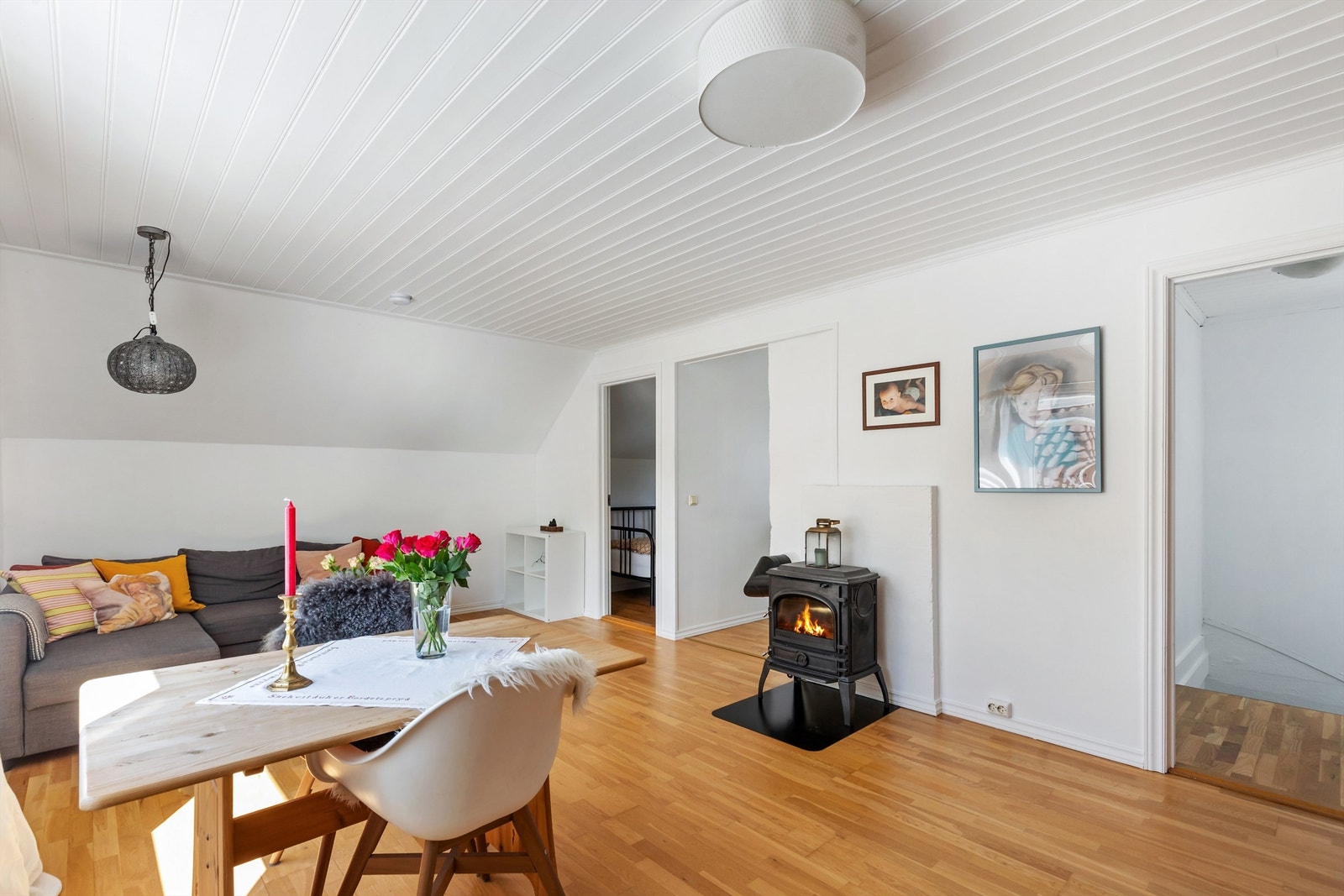 Leiligheten har en attraktiv beliggenhet i et rolig og etablert område, med kort avstand til barnehage, skoler, butikker, Bjergstedparken, Konserthuset og Stavanger sentrum. Galleribilde