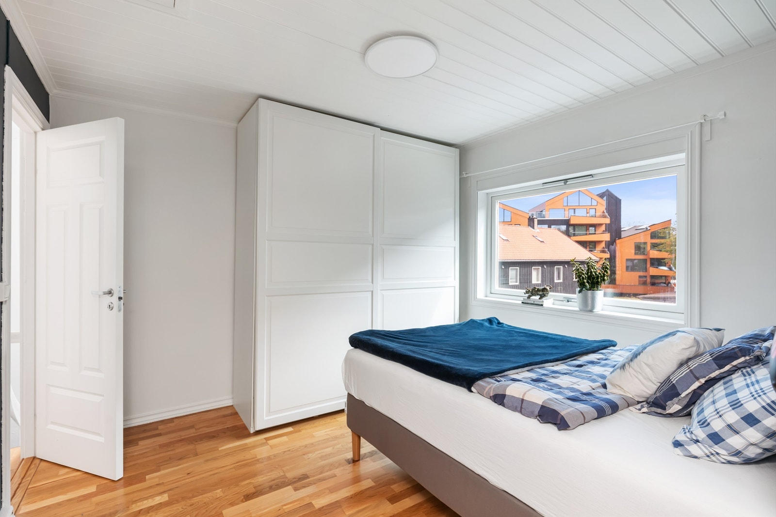 Lyst og innbydende soverom med store vindusflater som gir rikelig med naturlig lys. Galleribilde
