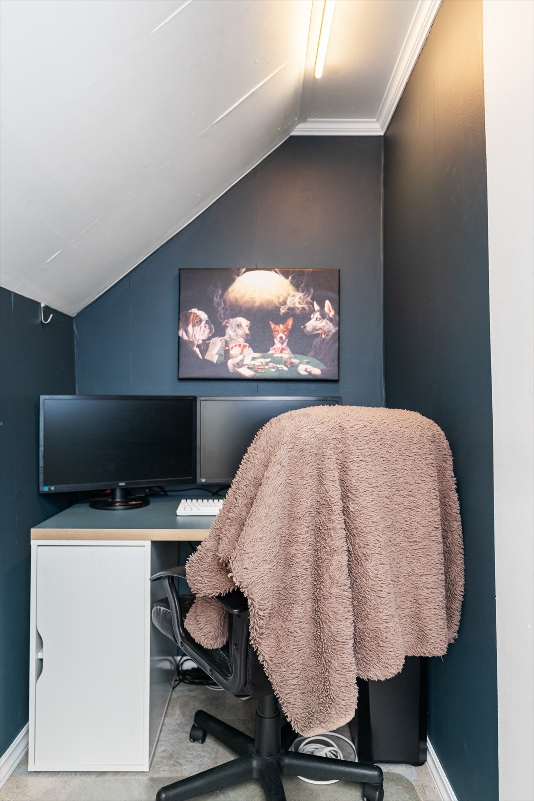 Smart og stemningsfull kontorløsning under skråtak. Galleribilde
