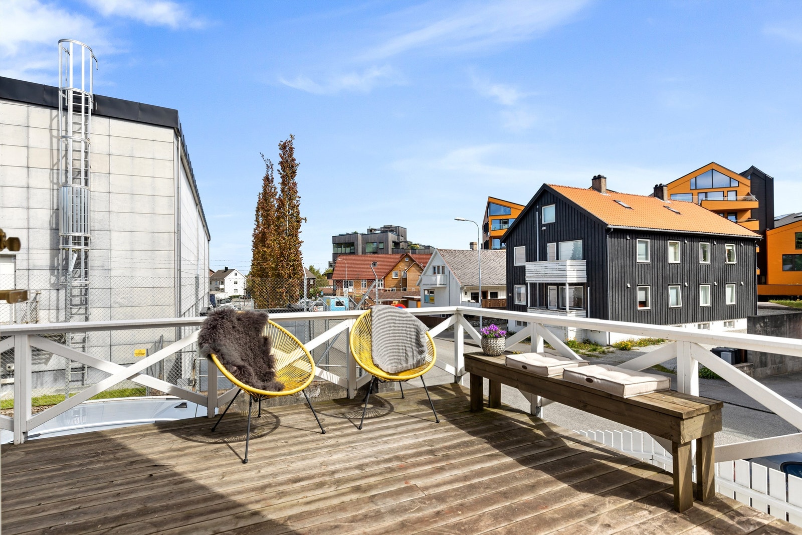 Foran inngangsdøren i 1.etasje disponerer man en egen terrasse. I tillegg har man tilgang til en felles bod under terrassen. Galleribilde