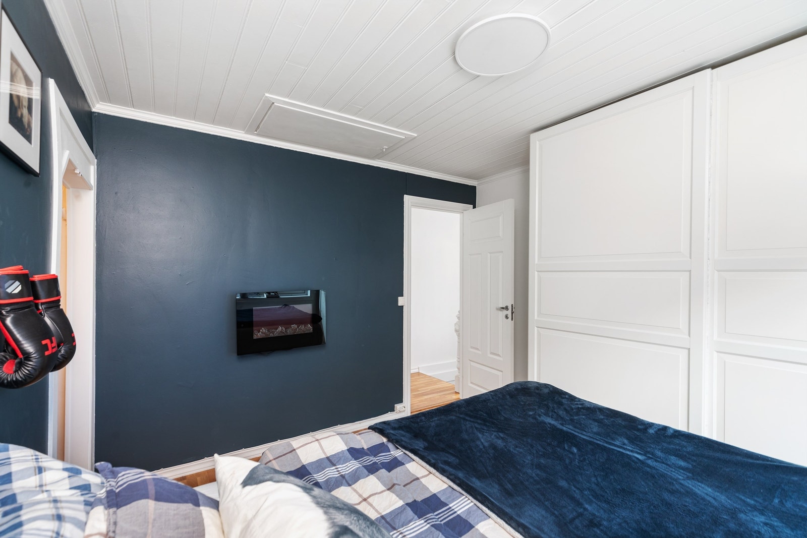 Fra soverommet har du direkte tilgang til loft gjennom loftsluket i taket. Galleribilde