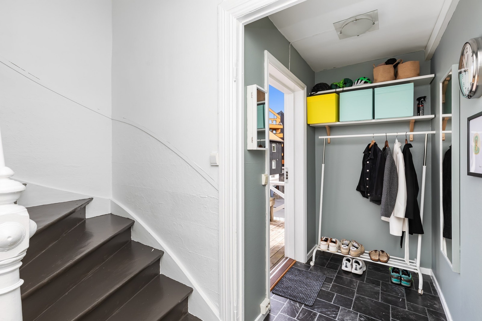 romslig entrè/innganspart med god plass til oppheng av yttertøy. Galleribilde