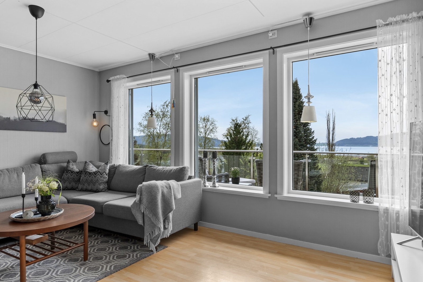 Stue. Rekkverk i glass på fremsiden av boligen. Galleribilde