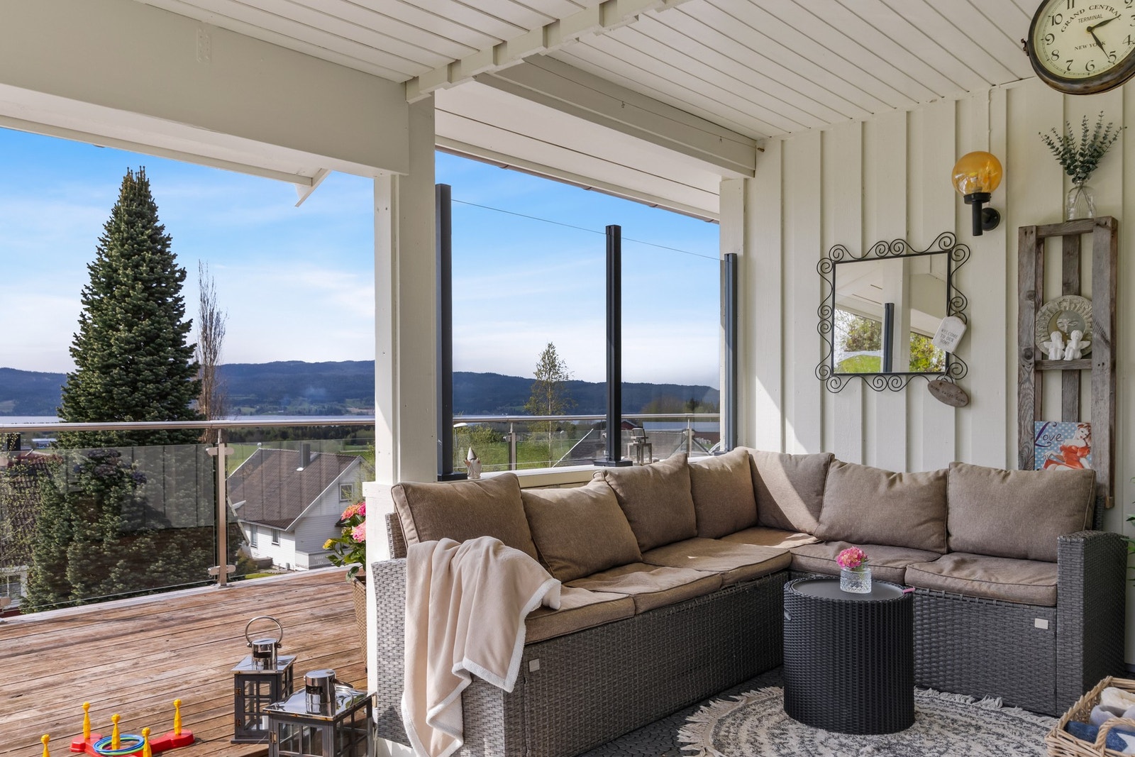 Del av uteplass på sørenden av huset. Galleribilde