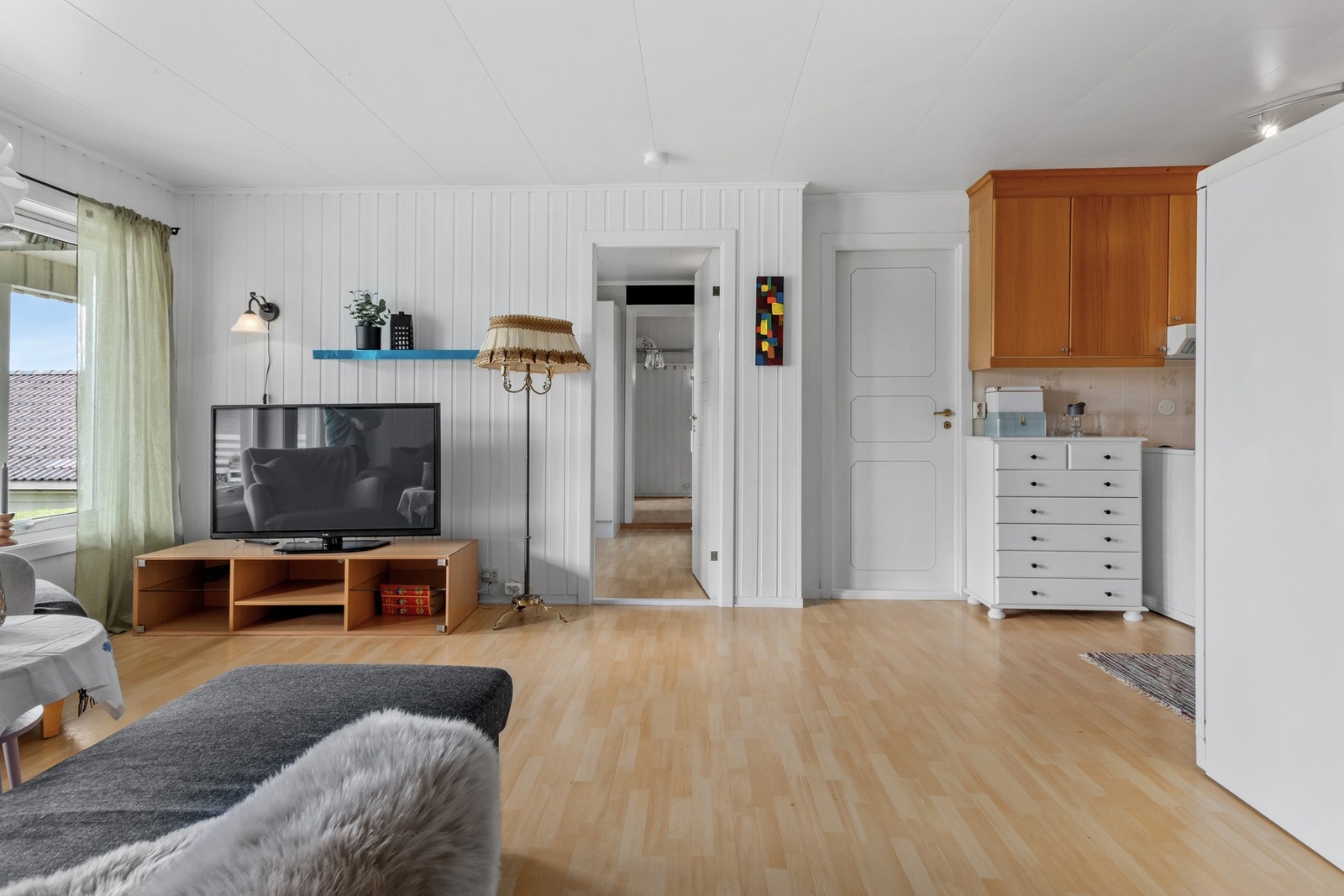 Stue/kjøkken i sokkel. I dag brukes hele huset av eierne. Galleribilde