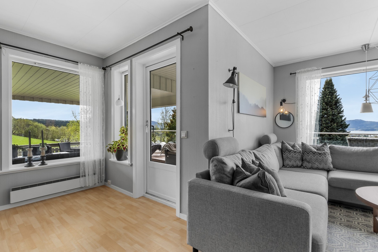 Utgang til takoverbygd terrasse. Galleribilde