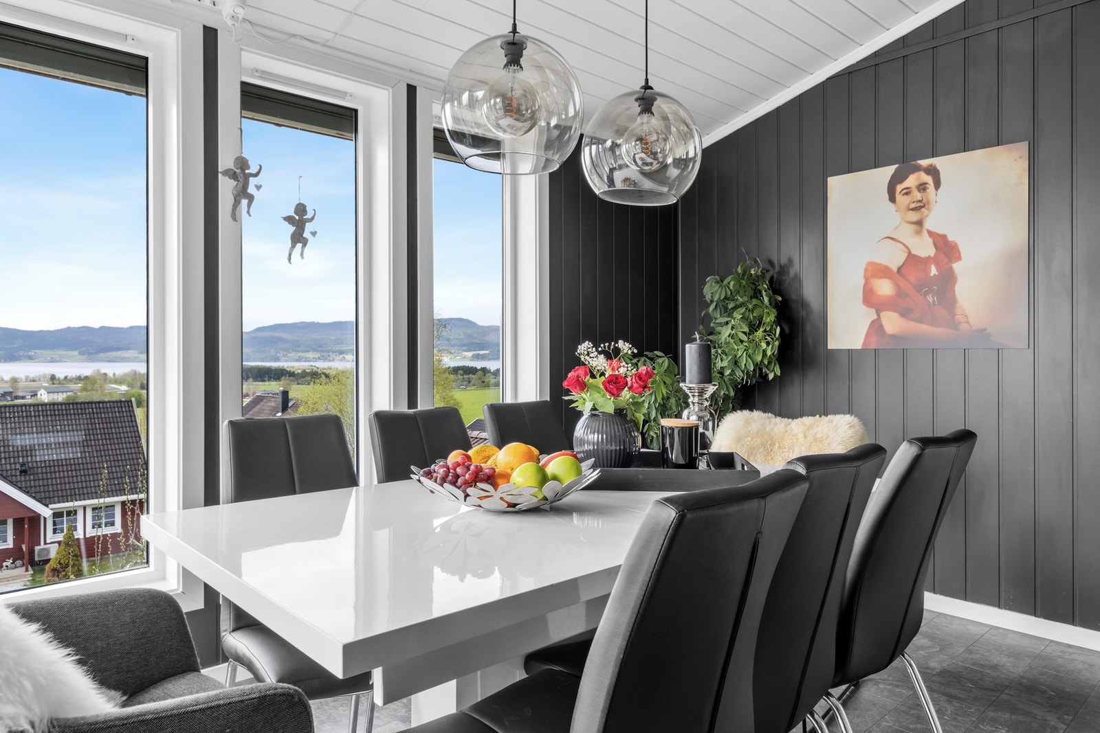 God plass til et stort kjøkkenbord på kjøkkenet. Galleribilde