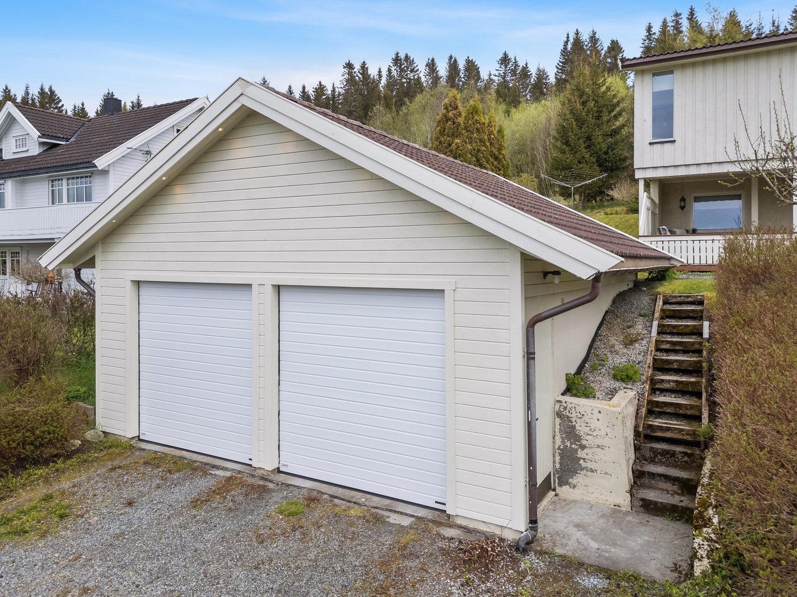 Dobbel garasje og det er også sokkelgarasje i huset. Galleribilde