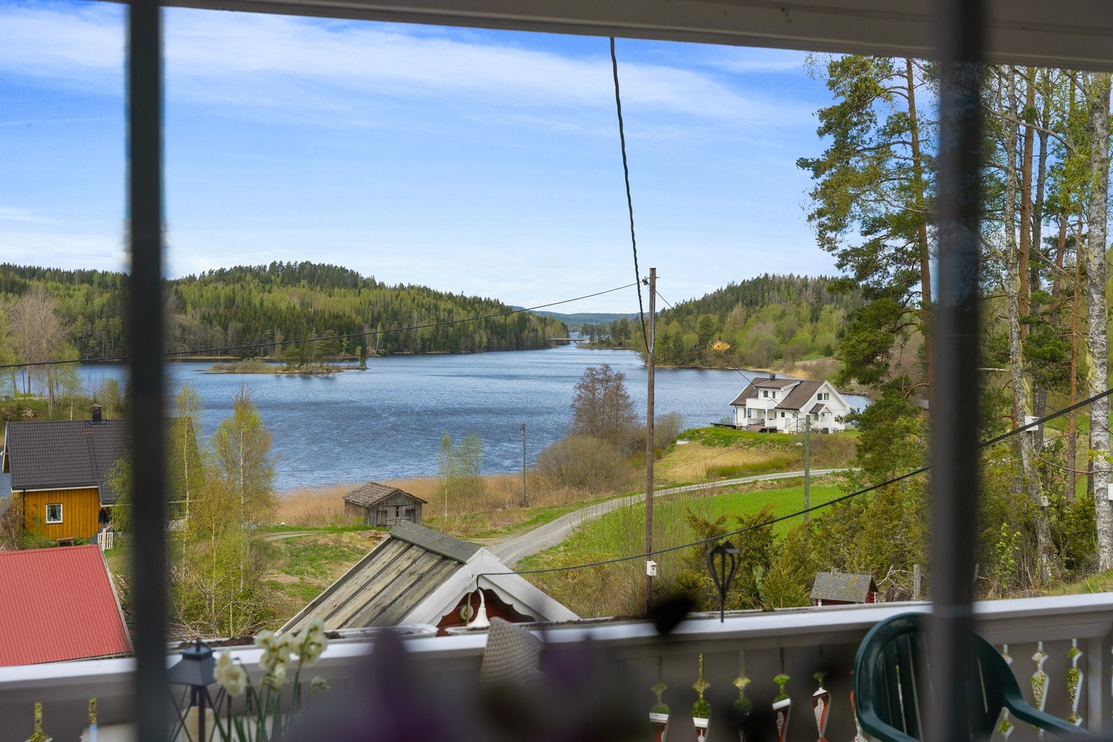 igger høyt og fint i terrenget med utsikt utover sjøen. Ligger skjermet og for seg selv. Galleribilde