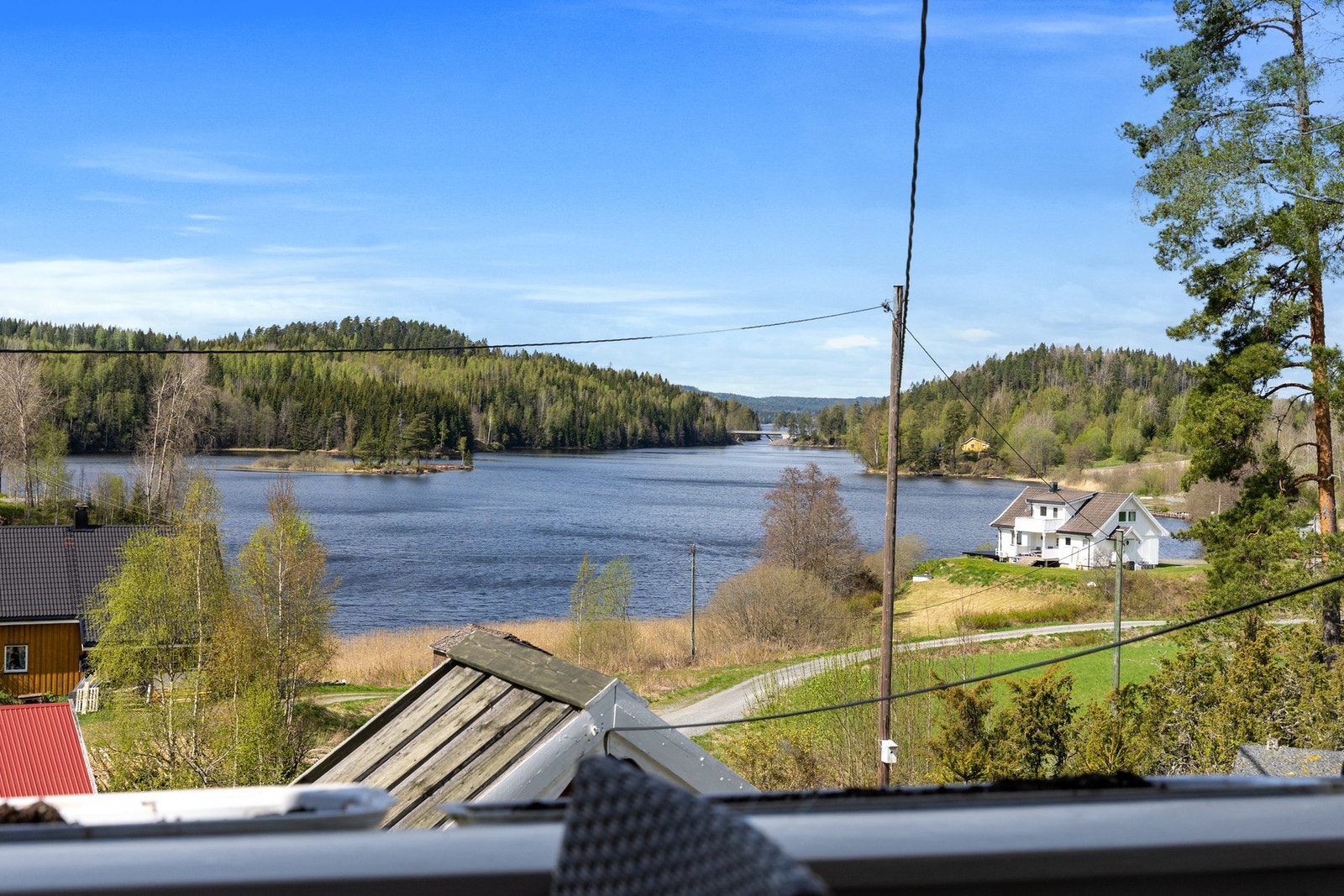 Ligger høyt og fint med utsikt utover sjøen. Ligger skjermet og for seg selv. Galleribilde