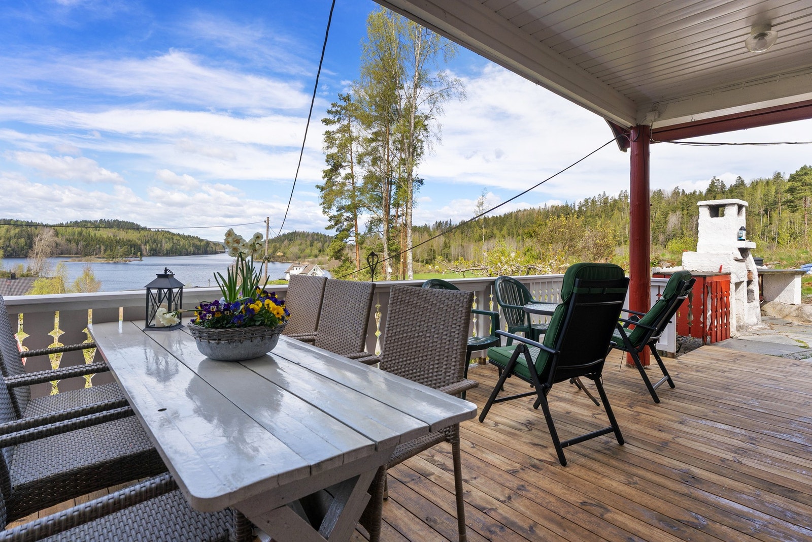 Ligger høyt og fint med utsikt utover sjøen. Ligger skjermet og for seg selv. Galleribilde