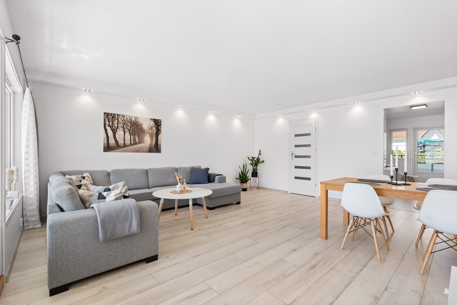 Stuen er av fin størrelse, med store vindusflater som slipper inn rikelig med naturlig lys. Galleribilde