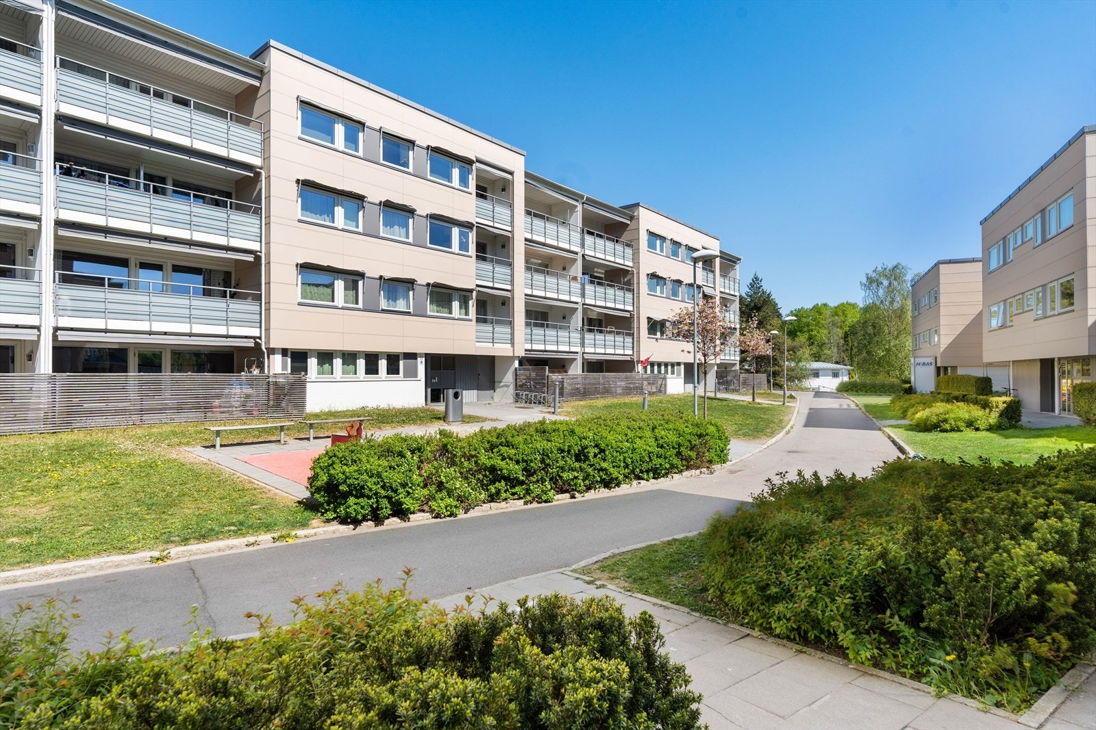 Leiligheten har et hyggelig inngangsparti fra de opparbeidede fellesarealene. Galleribilde
