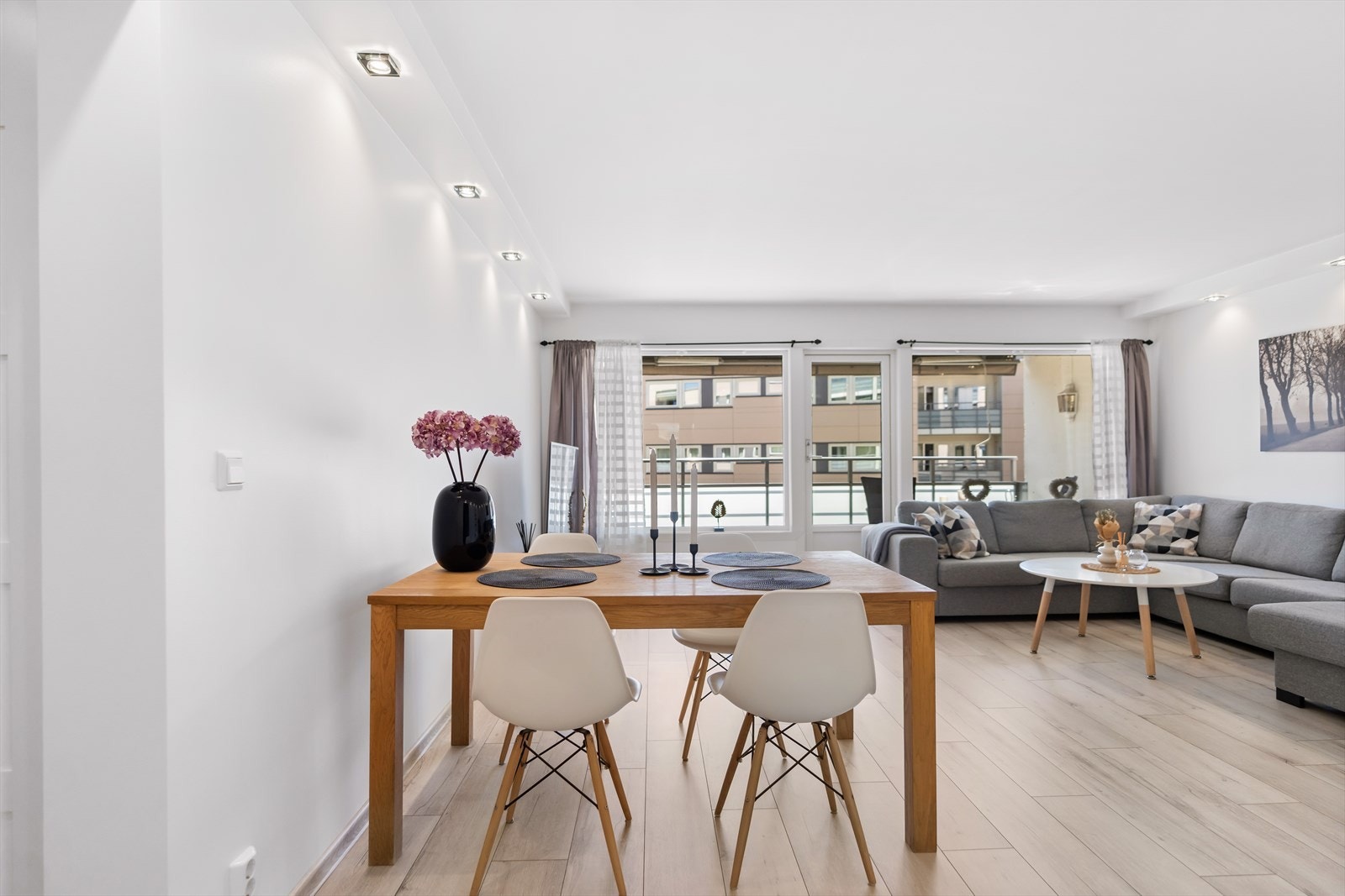 Fra stuen er det utgang til en sydvendt balkong på 10 m². Galleribilde